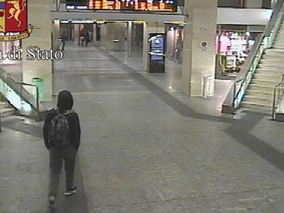 Amri captado por las cámaras de seguridad de la estación de trenes de Turín el 23 de diciembre.