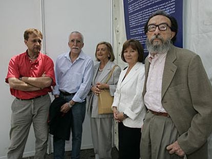 De izquierda a derecha, Tomás Val, Luis Mateo Díez, Josefina Aldecoa, Nativel Preciado y Juan Eduardo Zúñiga.