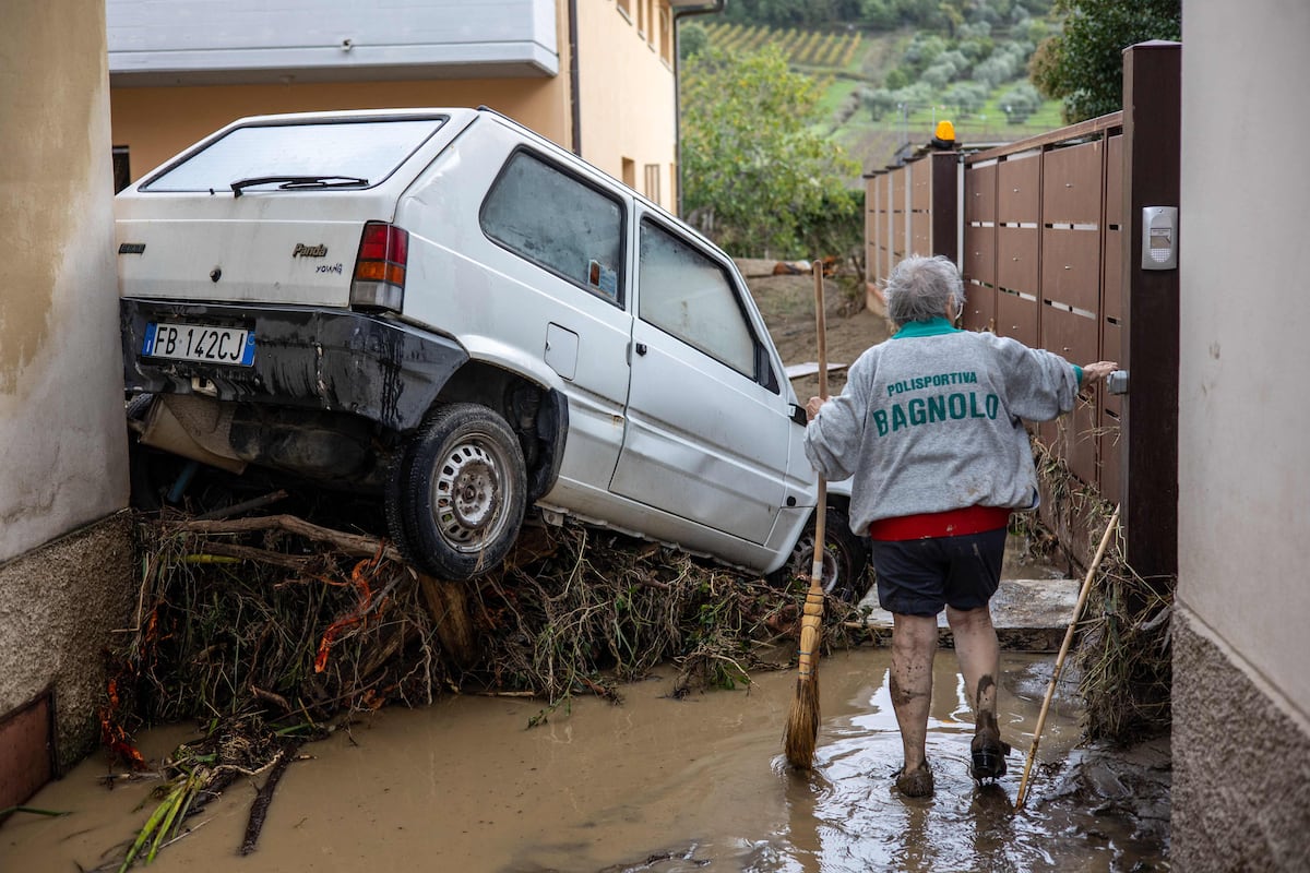 Las inundaciones tras el paso de la borrasca ‘Ciarán’ provocan seis muertos en Italia | Internacional