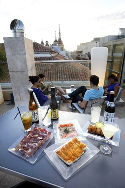 Unos clientes toman unos aperitivos en la terraza del hotel Urban.