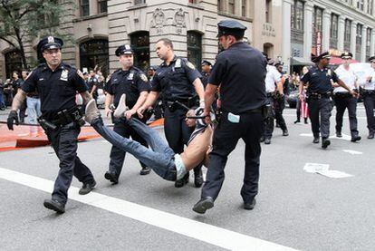 La policía arresta a uno de los participantes de la marcha organizada por el movimiento Occupy Wall Street por las calles de Manhattan.