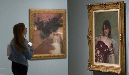 Una mujer, en la exposici&oacute;n del Museo Carmen Thyssen de M&aacute;laga.