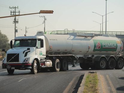 Un camión de PEMEX transportando gasolina en enero de 2019.