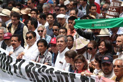 Cuauhtémoc Cárdenas, fundador del Partido de la Revolución Democrática e hijo del presidente que expropió la industria petrolera, encabeza la manifestación de este domingo en la Ciudad de México.
