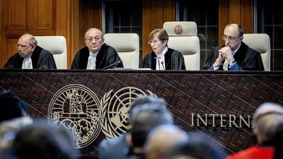 La presidenta del Tribunal Internacional de Justicia (TIJ), Joan E. Donoghue, con otros jueces en la sede del organismo de la ONU, en La Haya, el 26 de enero.