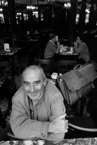 Mario Gaviria, sociólogo, en un café de Madrid en 1998.  