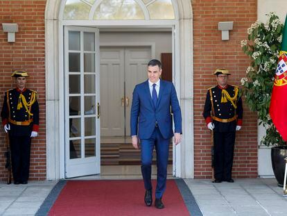 Pedro Sánchez en el Palacio de la Moncloa, antes de reunirse con el primer ministro de Portugal, este lunes.