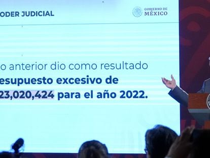 López Obrador muestra un cálculo del presupuesto total de la Suprema Corte, el 5 de septiembre en Palacio Nacional.