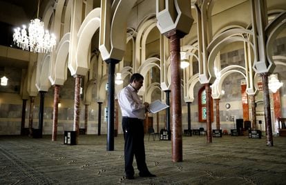 Sami El Mushtawi, jefe de departamento de cultura del Centro de Cultural Islámico de Madrid, en el interior de la mezquita.  