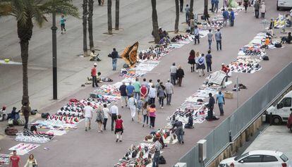 Cientos de manteros ocupan el paseo Joan de Borbó, en la Barceloneta, y los alrededores del Port Vell.