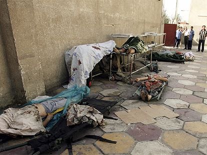 Cadáveres con signos de tortura, encontrados en varios puntos de la capital iraquí, yacen en la morgue de Bagdad.