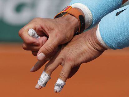 Nadal se duele del dedo corazón durante la final en París.