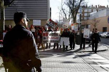 Trabajadores de Coca Cola durante la concentración que han llevado a cabo en las inmediaciones de la Asamblea de Madrid para exigir a la empresa que dé marcha atrás en sus planes para cerrar su planta de Fuenlabrada.