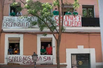 Los habitantes de la calle de Cáceres, número 7, de Madrid protestan contra el posible desalojo. 