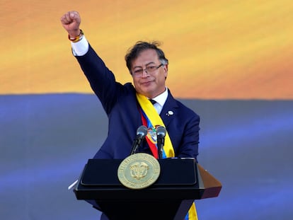 Gustavo Petro alza el puño durante su ceremonia de juramentación en la Plaza de Bolívar, en Bogotá, el 7 de agosto de 2022.