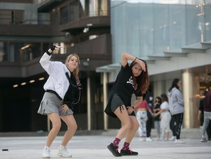 Chiara Manuguerra y Roxie Rámos, miembros del grupo Nova Big Family, bailan pop coreano en AZCA.