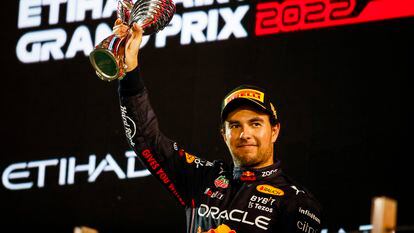 Checo Pérez levanta el trofeo del tercer lugar en el Gran Premio de Abu Dabi, este domingo.