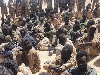 Un grupo de supuestos rebeldes detenidos por el Ejército de Chad, cerca de la localidad de Zigueye.