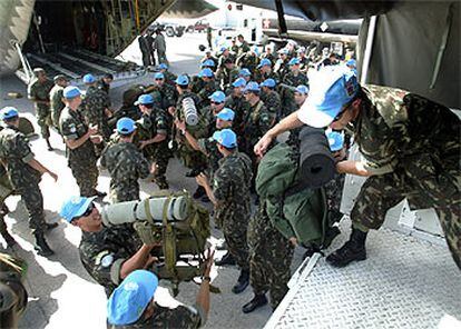 Un batallón brasileño de <i>cascos azules</i> desembarca ayer en Puerto Príncipe.
