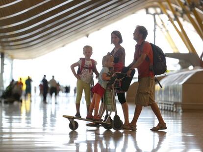 Pasajeros en la terminal T-4 del Aeropuerto de Madrid (Barajas)