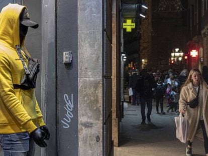 Maniquí en la entrada de un comercio de la calle Portaferrissa de Barcelona.