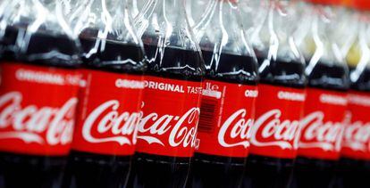 Botellas de Coca-Cola en un supermercado de París.