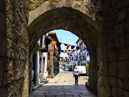 Vista del arco de Portas d'El Rei, en la villa de Trancoso (Portugal).