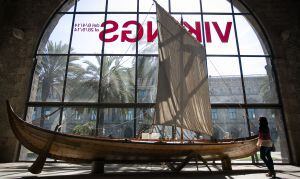 Réplica de una embarcación vikinga en la exposición del Museo Marítimo.