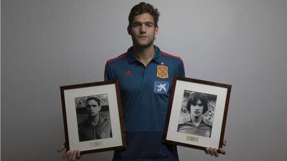 Marcos Alonso, junto con los retratos de su abuelo y su padre