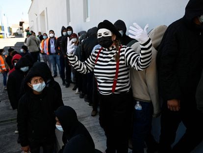 Una mujer disfrazada de mimo intenta animar a los menores que llegan al Instituto de Migración de Guatemala el 7 de febrero 2023