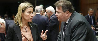L'alta representant europea per la Política Exterior, Federica Mogherini, parla amb el ministre d'Exteriors lituà, Linas Linkevicius, a Brussel·les.