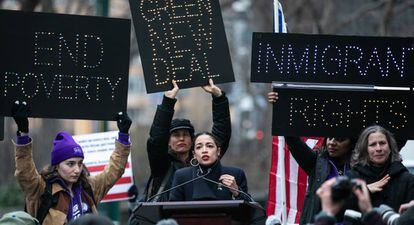 La demócrata Alexandria Ocasio-Cortez da un mitin en Nueva York.  