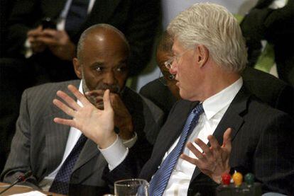 El presidente de Haití, René Préval, con el ex presidente estadounidense Bill Clinton, ayer durante la conferencia en Nueva York