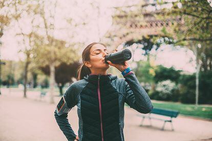 Es importante beber agua antes, durante y después de hacer deporte. La cantidad dependerá de la duración de esa actividad, las condiciones climatológicas y nuestras características físicas.