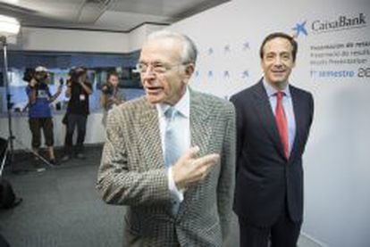 El presidente de CaixaBank, Isidro Fain&eacute;, junto con el nuevo consejero delegado, Gonzalo Gort&aacute;zar.