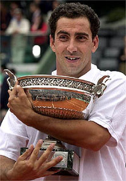 El tenista español Albert Costa abraza la copa de campeón del torneo internacional de tenis Roland Garros 2002.