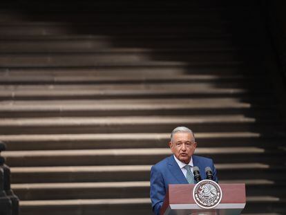 El presidente de México, Andrés Manuel López Obrador, habla durante un mensaje para los medios como parte de la Cumbre de Líderes de América del Norte 2023, en el Palacio Nacional.