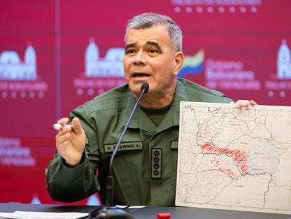 El ministro de Defensa, Vladimir Padrino López, resalta una zona de la frontera entre Venezuela y Colombia, este viernes.