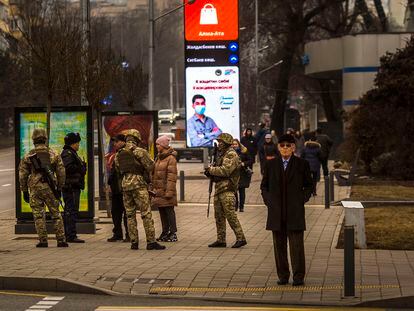 Un control militar, este jueves en una calle de Almaty, en Kazajistán.