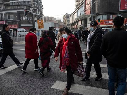 Gente con máscara cruza un paso de cebra en Wuhan, China, el pasado día 19 de enero.