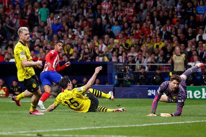 Samuel Lino, tras conseguir el segundo gol del equipo rojiblanco durante el encuentro correspondiente a los cuartos de final de la Liga de Campeones.
