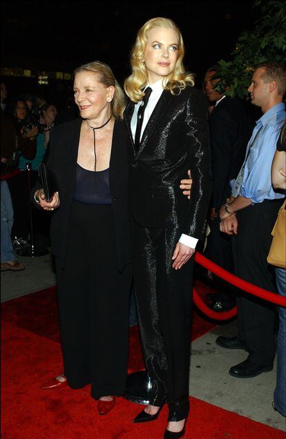 Aunque Slimane nunca ha dise&ntilde;ado para mujer, muchas artistas pidieron al dise&ntilde;ador trajes para llevar a eventos. As&iacute;, algunas de sus piezas -modelos para hombre que se ajustaron para encajar en una figura m&aacute;s estrecha- acabaron en los armarios de Madonna o Cate Blanchett. Nicole Kidman, en la imagen, llev&oacute; un esmoquin del franc&eacute;s al estreno en 2003 de su pel&iacute;cula La mancha humana.