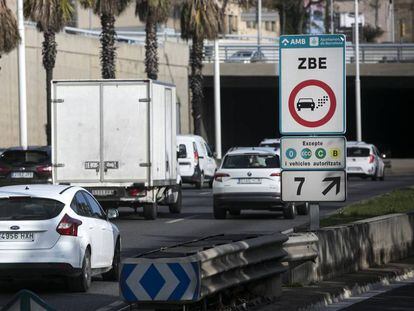Vehículos circulan por la Zona de Bajas Emisiones en Barcelona.