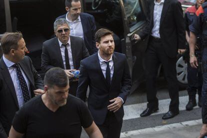 El capità del FC Barcelona, Leo Messi, arriba amb el seu pare als jutjats de Barcelona.