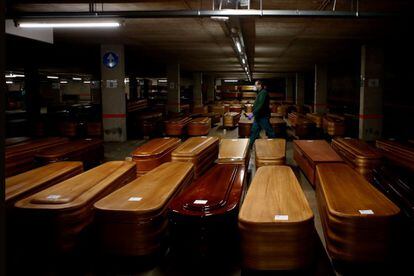 El parking del tanatorio de Collserola (Barcelona), actualmente cerrado al público, se ha convertido en un tanatorio de campaña donde, utilizando los grandes refrigeradores disponibles para emergencias y catástrofes, se almacenan los féretros que provienen de los hospitales con el fin de evitar el colapso de las morgues, este jueves, cuando se cumple el vigésimo día del estado de alerta decretado por el Gobierno por la pandemia de coronavirus que ha provocado mas de 10.000 muertos en España.