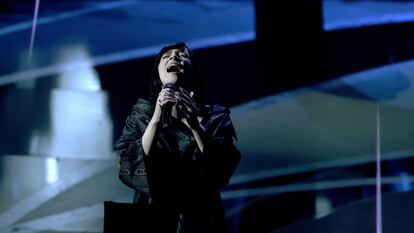 Billie Eilish, este lunes, durante su actuación en la gala de los Oscar 2022.