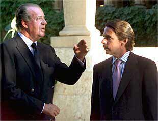 El rey durante la visita del presidente del Gobierno José María Aznar al Palacio de Marivent.