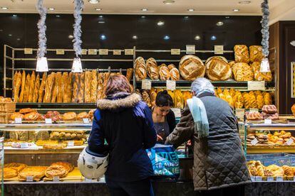 Mostrador, con distintos tipos de panes, de una de las panaderías de Eric Kayser en París.