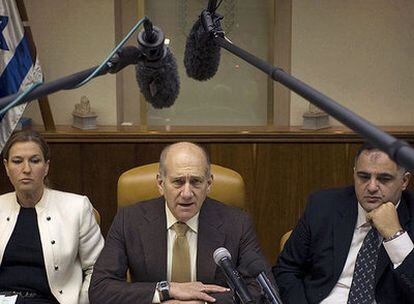 Ehud Olmert (centro), Tzipi Livni y el jefe de gabinete, Oved Yehezkel, durante el Consejo de Ministros.