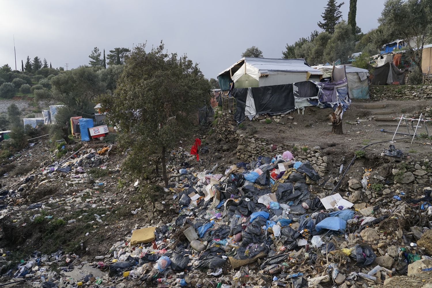 Basura entre las precarias viviendas de los campos de refugiados de la isla griega de Lesbos.